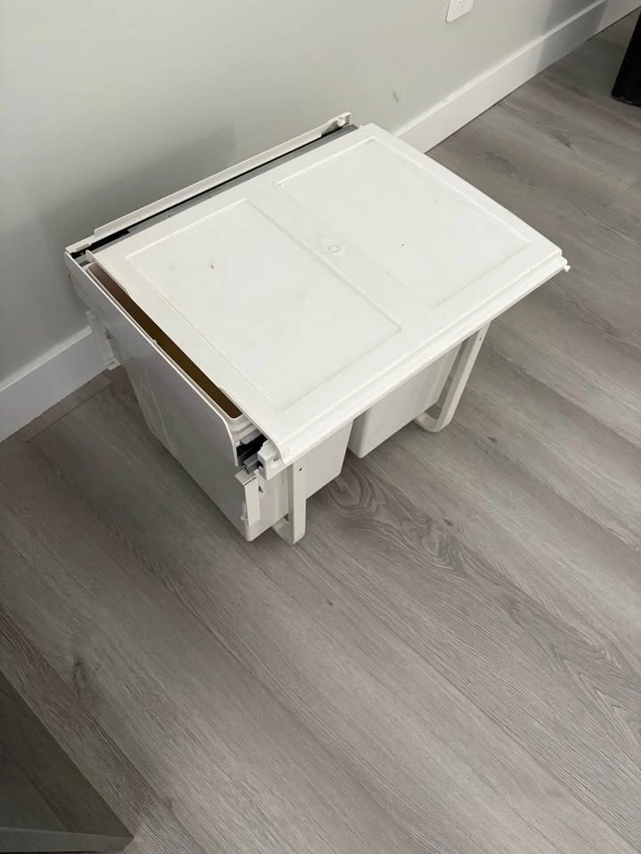 Kitchen recycle bin