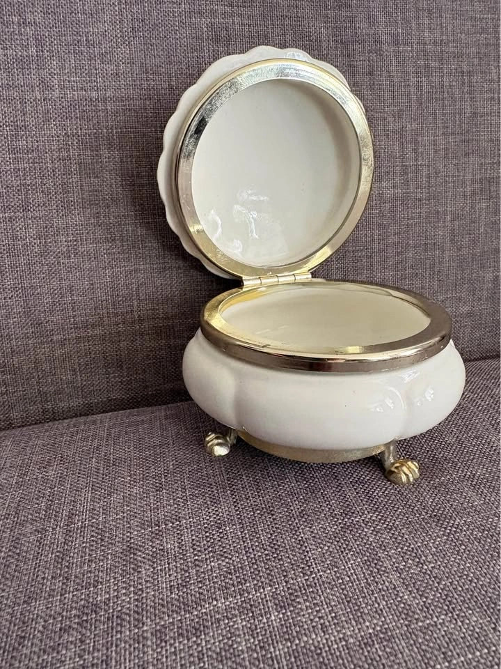 Vintage "Floral Court" Porcelain Footed Trinket Box - photo 4