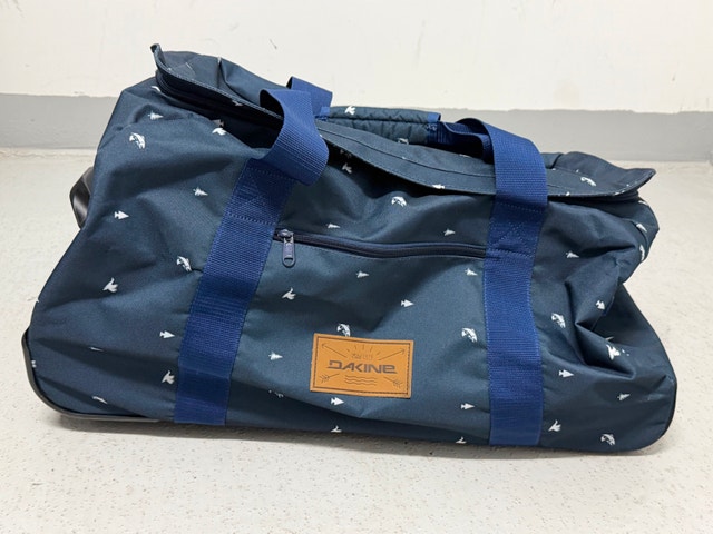 Dakine Suitcase Duffle Roller – 90L – Excellent Condition
