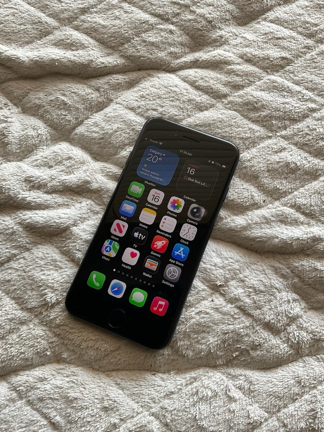 iPhone SE 2022 (3rd Gen) 128GB - Like New