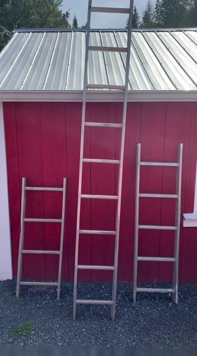 Tree stand ladder pieces- 10', 5', 3.5'. $20 takes lot