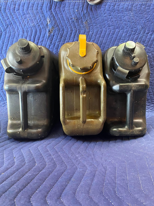 3- 20L Scepter Jerry cans- 2 water (NEW) and 1 fuel (like new) - photo 2