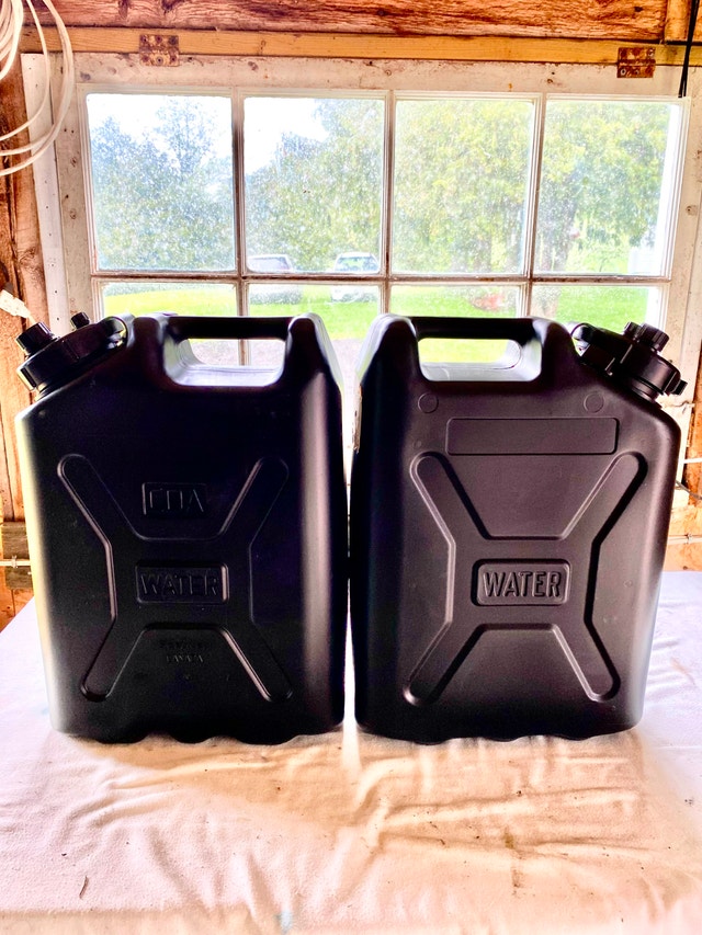 3- 20L Scepter Jerry cans- 2 water (NEW) and 1 fuel (like new) - photo 3