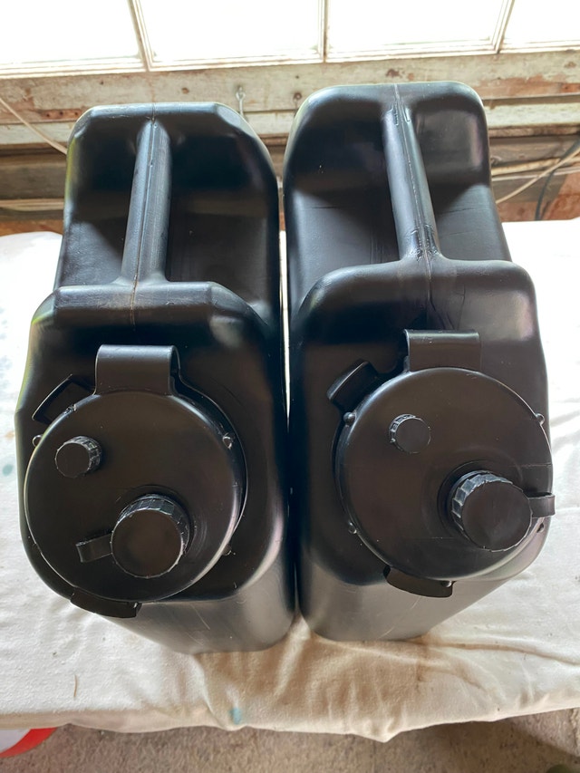3- 20L Scepter Jerry cans- 2 water (NEW) and 1 fuel (like new) - photo 4