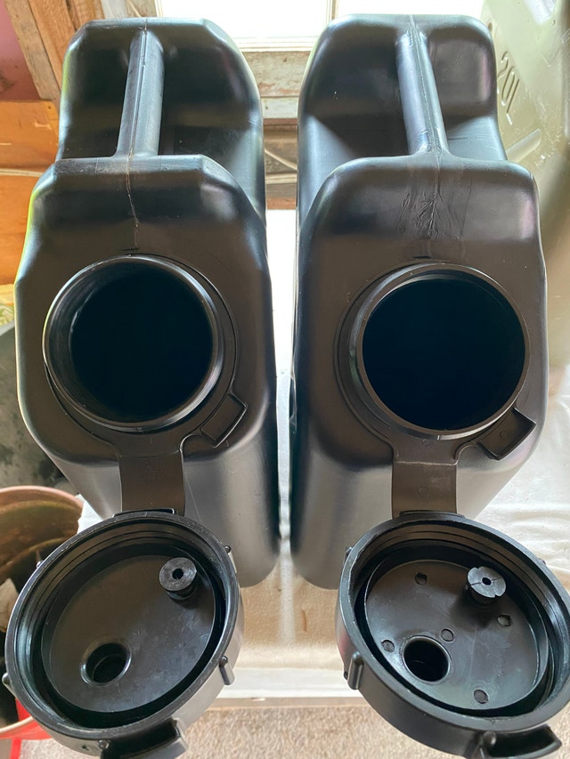 3- 20L Scepter Jerry cans- 2 water (NEW) and 1 fuel (like new) - photo 5