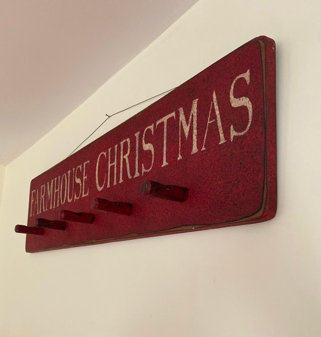 Distressed wood "FARMHOUSE CHRISTMAS" sign - photo 2