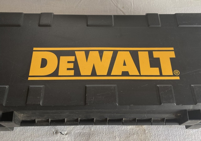 DEWALT 120V, 7.5A reciprocating saw with case and NEW blades