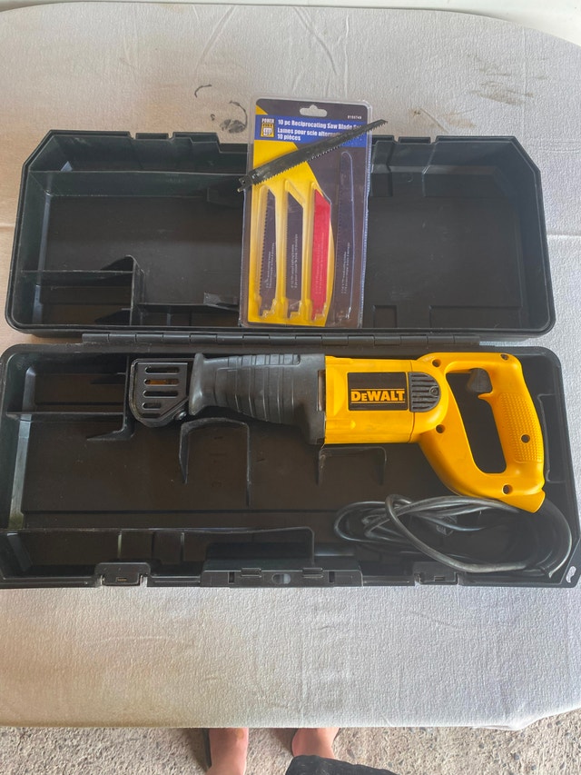 DEWALT 120V, 7.5A reciprocating saw with case and NEW blades - photo 3