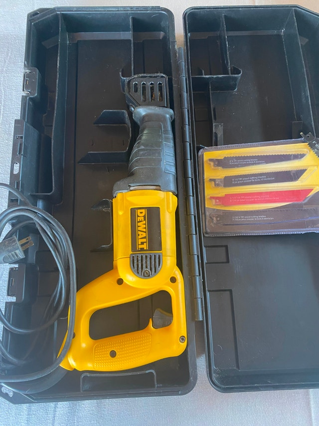 DEWALT 120V, 7.5A reciprocating saw with case and NEW blades - photo 4