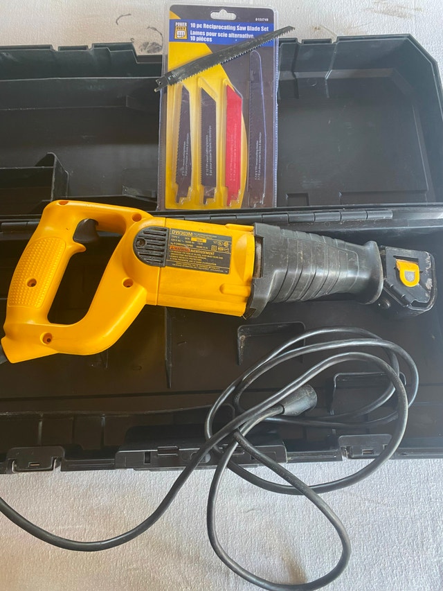 DEWALT 120V, 7.5A reciprocating saw with case and NEW blades - photo 5