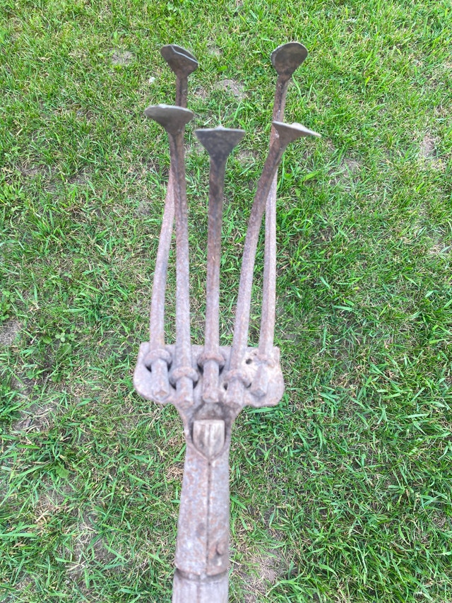 Antique 5 tine hand cultivator with original wooden handle - photo 2