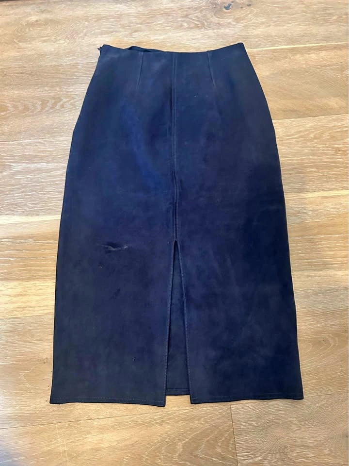 Babaton Aritizia size 4 suede skirt