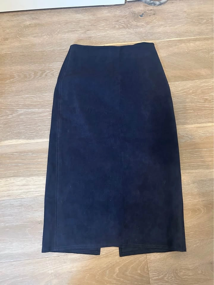 Babaton Aritizia size 4 suede skirt - photo 2