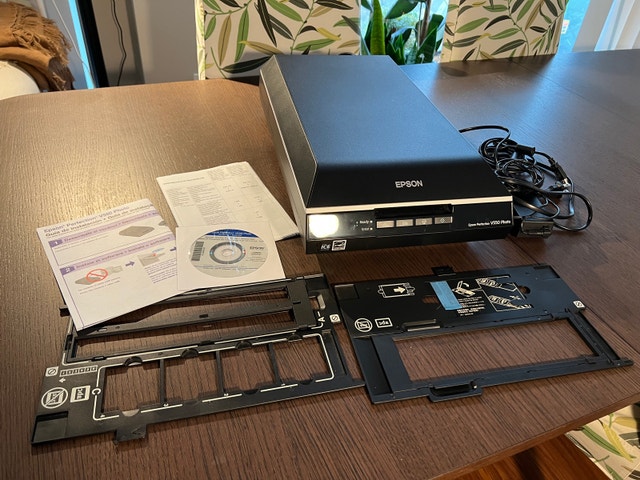 Epson Perfection V550 Photo Scanner - incl All Accessories - photo 2