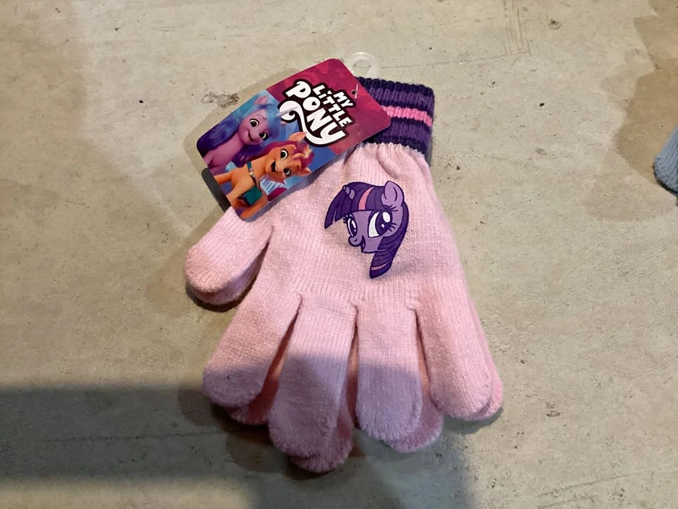 New mittens size 4-6X. $1.50 each pair