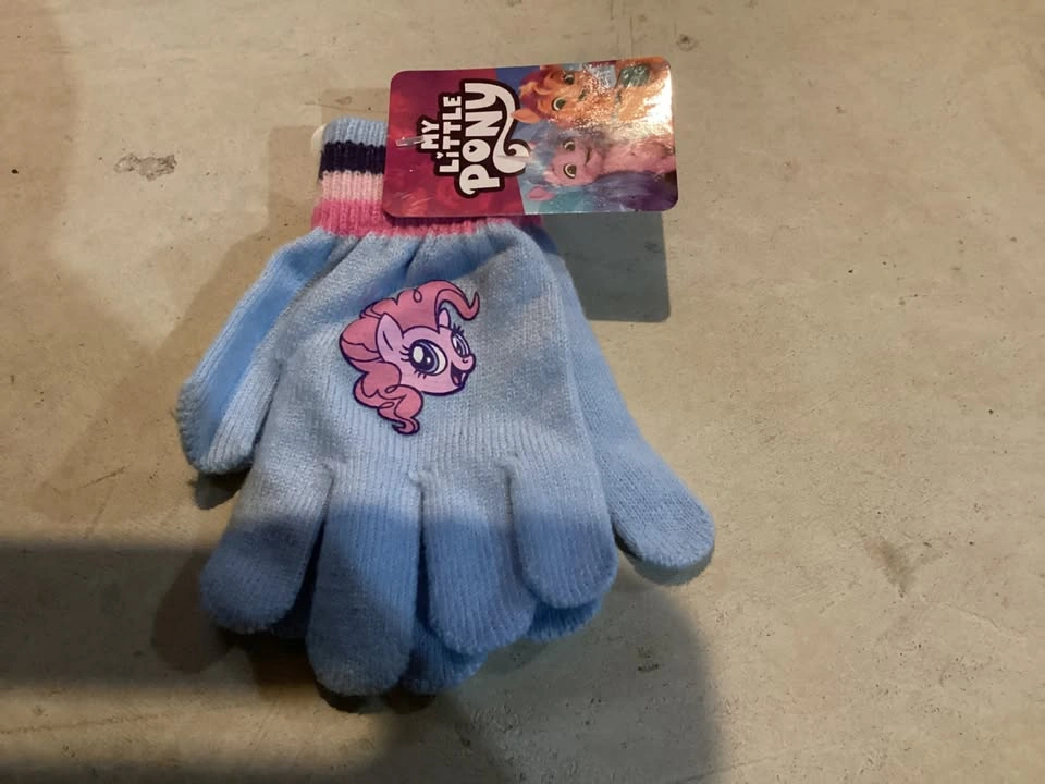 New mittens size 4-6X. $1.50 each pair - photo 2