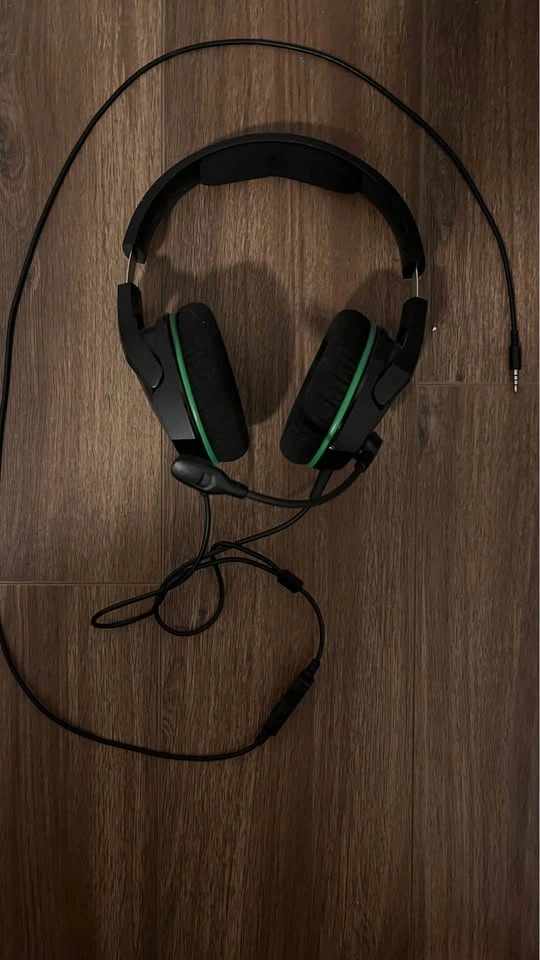 Gaming & Tech Bundle (Headset, Earbuds, Cases) - photo 3