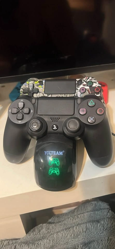 PlayStation 4 Console with 2 Controllers and Charging Dock - photo 2