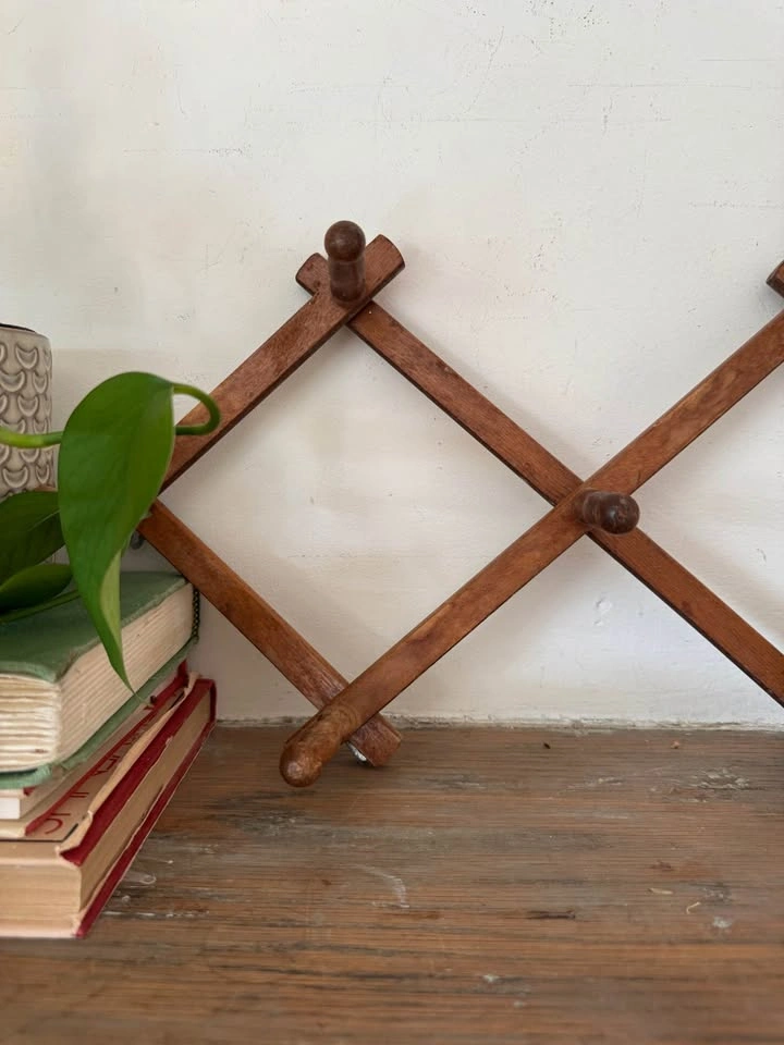 Vintage wood accordion-style wall rack / peg rack - photo 4