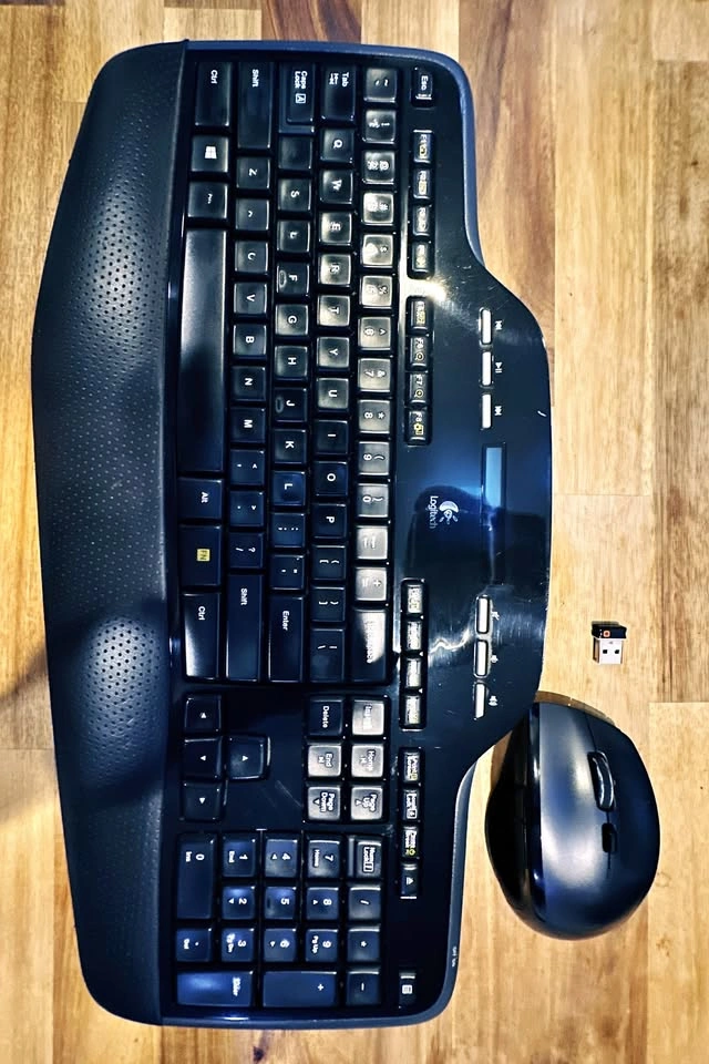 Logitech MK710 Wireless Set and Henge Docks docking station