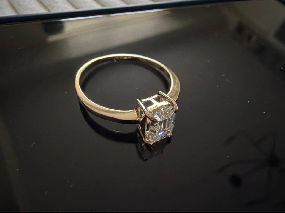 1.04 Carat Emerald Cut VVS Diamond Ring in 14K Yellow Gold - photo 2