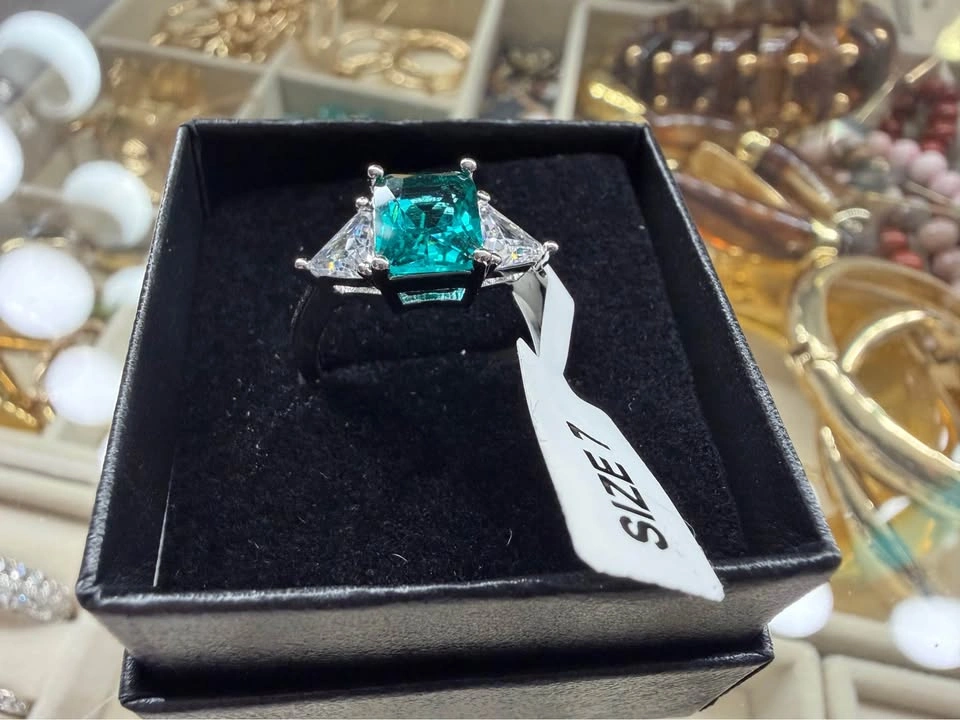 Emerald Cut 4 Carat Gold Ring - photo 2