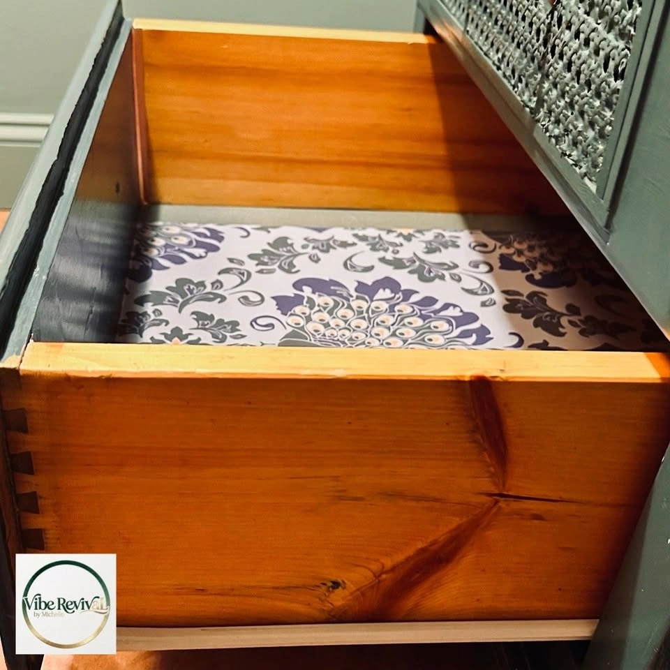 Solid Pine Vintage 3 Drawer dresser - photo 3