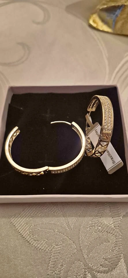 Brand New 18k Oro Laminado Geometric CZ Hoop Earrings