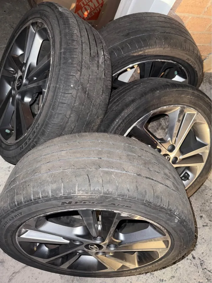 Hyundai Elantra Original rims and all season tire image indicator(2)