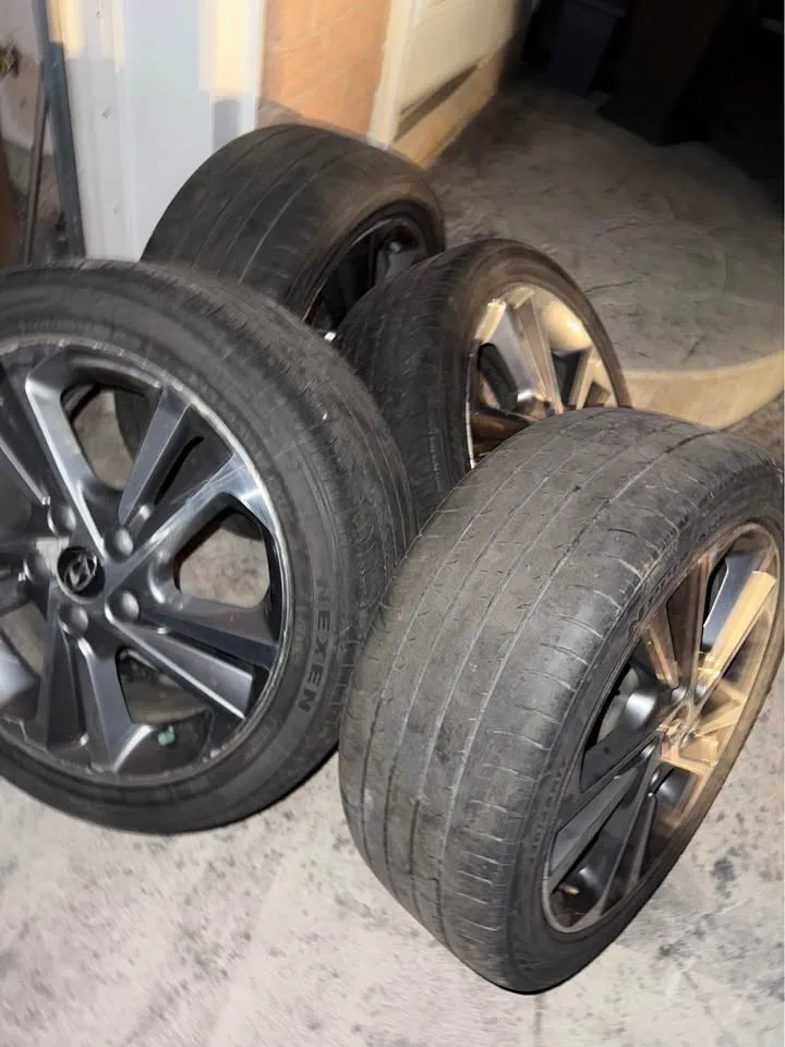 Hyundai Elantra Original rims and all season tire image indicator(3)