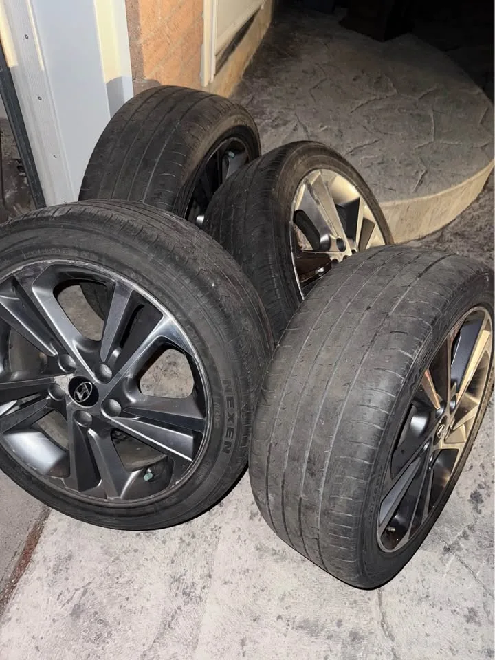 Hyundai Elantra Original rims and all season tire image indicator(4)