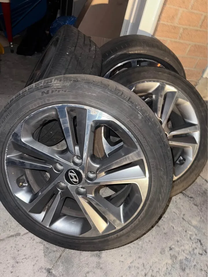 Hyundai Elantra Original rims and all season tire image indicator(5)