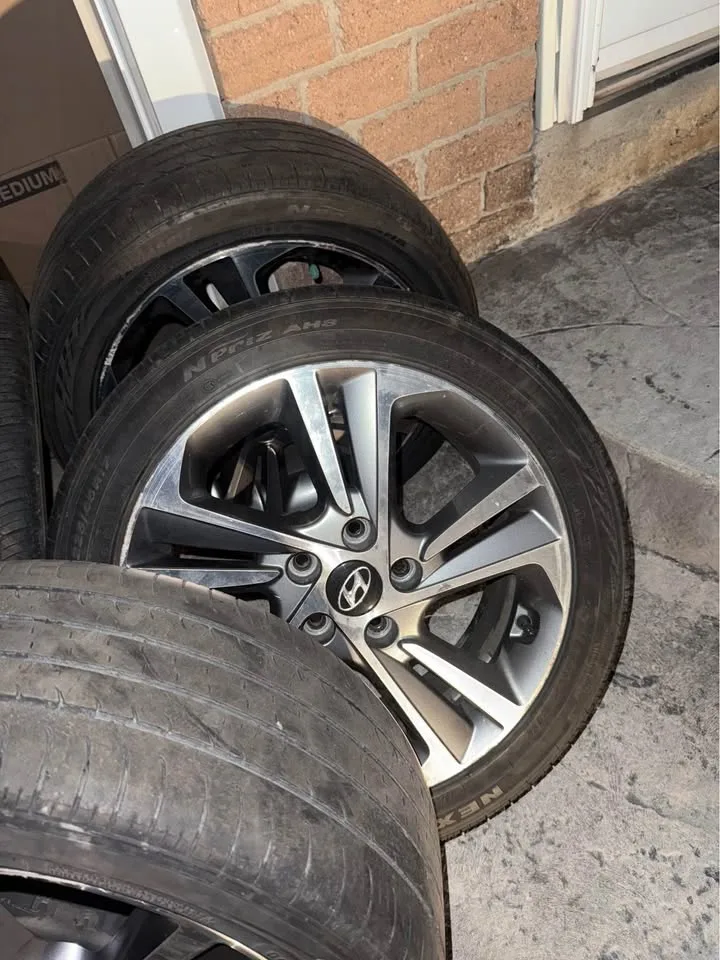 Hyundai Elantra Original rims and all season tire image indicator(6)