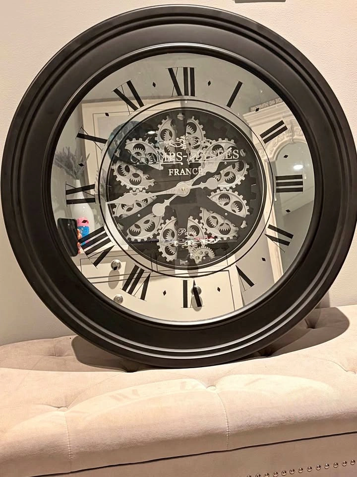 Large Vintage-Style Moving Gear Wall Clock – 31.5”
