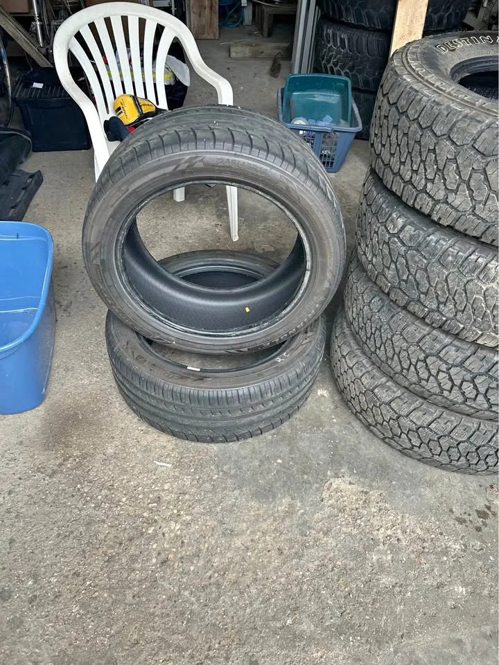 Pair of tires thumbnail
