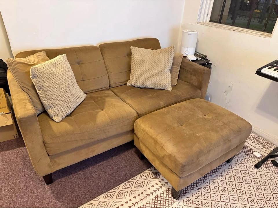 Loveseat sofa + 4 pillows
