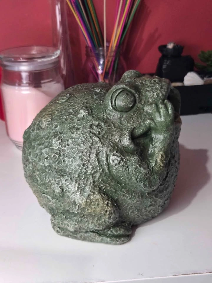 Vintage Cast-Iron Style Garden Frog Figurine - photo 2