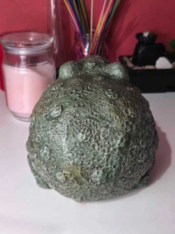 Vintage Cast-Iron Style Garden Frog Figurine - photo 3
