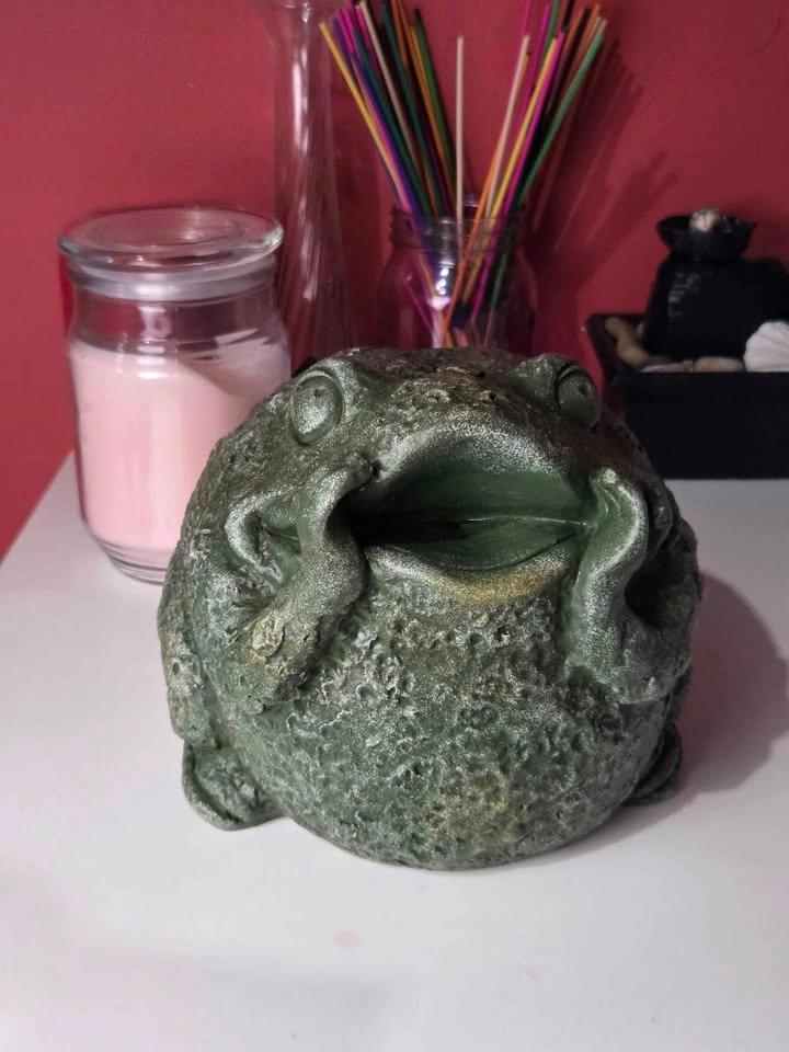 Vintage Cast-Iron Style Garden Frog Figurine - photo 4