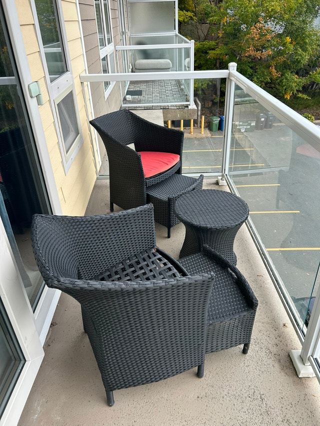 Patio 2 chairs and table