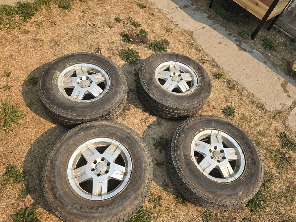 Set of 4 - Toyo Open Country H/T II Tires & Nissan 16" Rims - photo 2