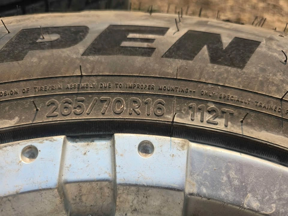 Set of 4 - Toyo Open Country H/T II Tires & Nissan 16" Rims - photo 4