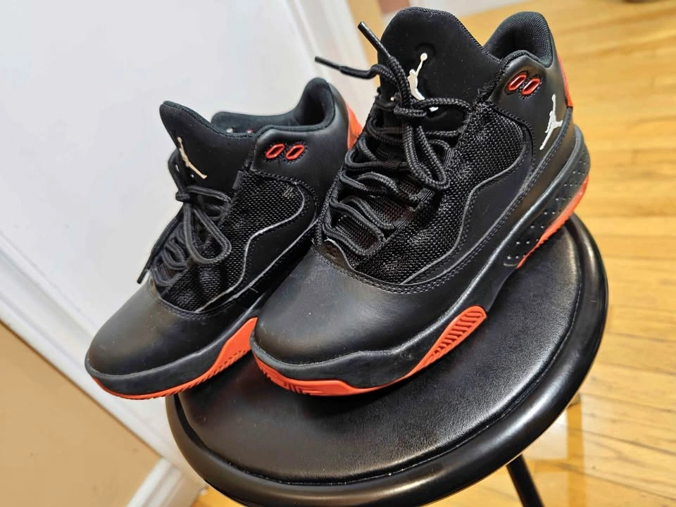 Jordan Max Aura 5 Black/Red (3.5Y)