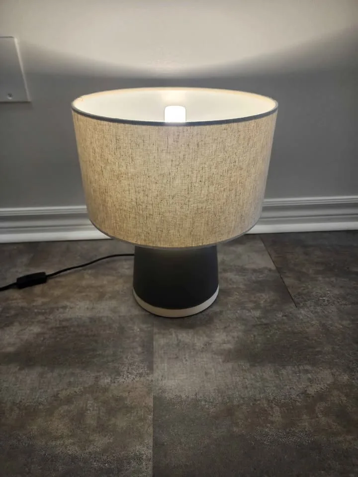 Modern Ceramic Table Lamp – Warm & Cozy Glow image indicator(2)