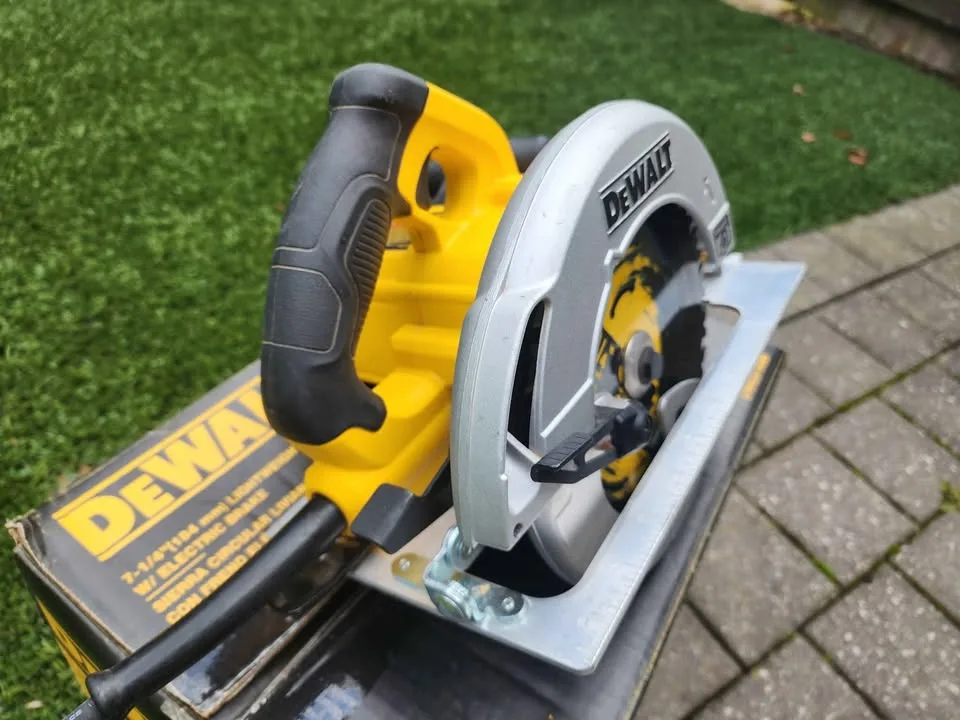 DEWALT 7-1/4" Lightweight Circular Saw image indicator(3)