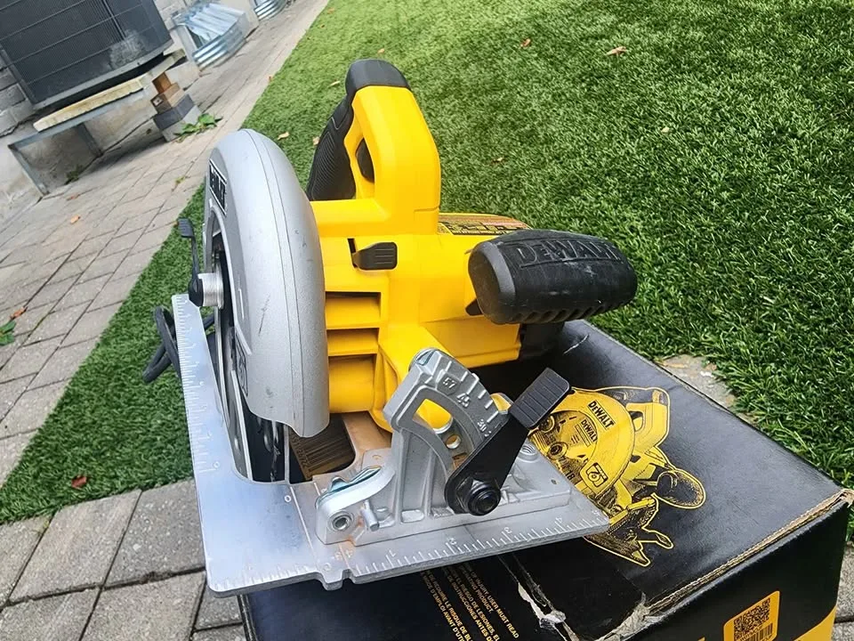 DEWALT 7-1/4" Lightweight Circular Saw image indicator(4)