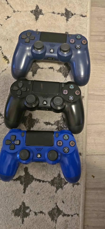 3 Genuine Sony PS4 DualShock 4 Controllers