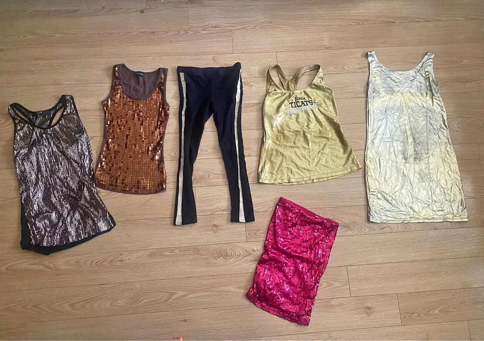 Cheerleading Outfit & Pom-Pom Bundle