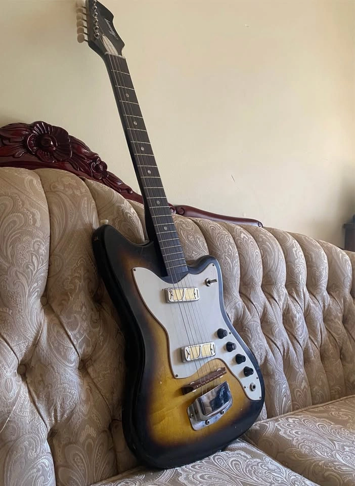 Vintage 1960s Harmony Bobkat H15 Electric Guitar + Washburn Amp - photo 2