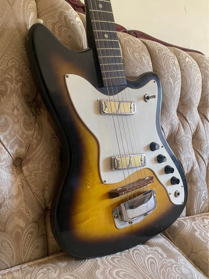 Vintage 1960s Harmony Bobkat H15 Electric Guitar + Washburn Amp - photo 3